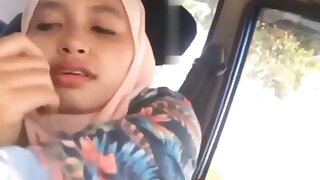 Jilbab ngentot di mobil